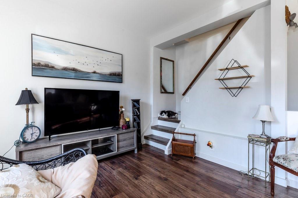 30 Sunset Avenue, Hamilton, ON - Indoor Photo Showing Living Room