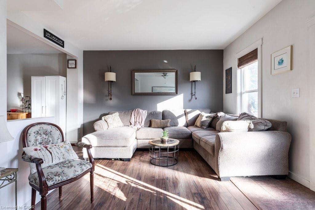 30 Sunset Avenue, Hamilton, ON - Indoor Photo Showing Living Room