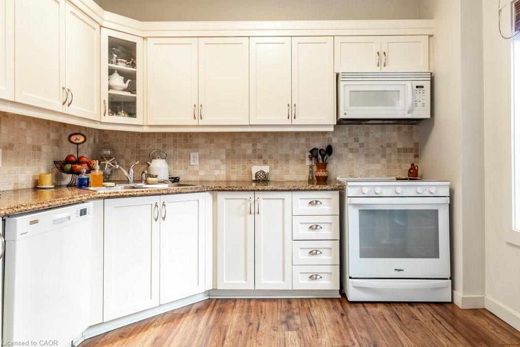 30 Sunset Avenue, Hamilton, ON - Indoor Photo Showing Kitchen