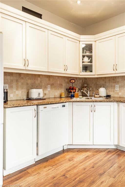 30 Sunset Avenue, Hamilton, ON - Indoor Photo Showing Kitchen