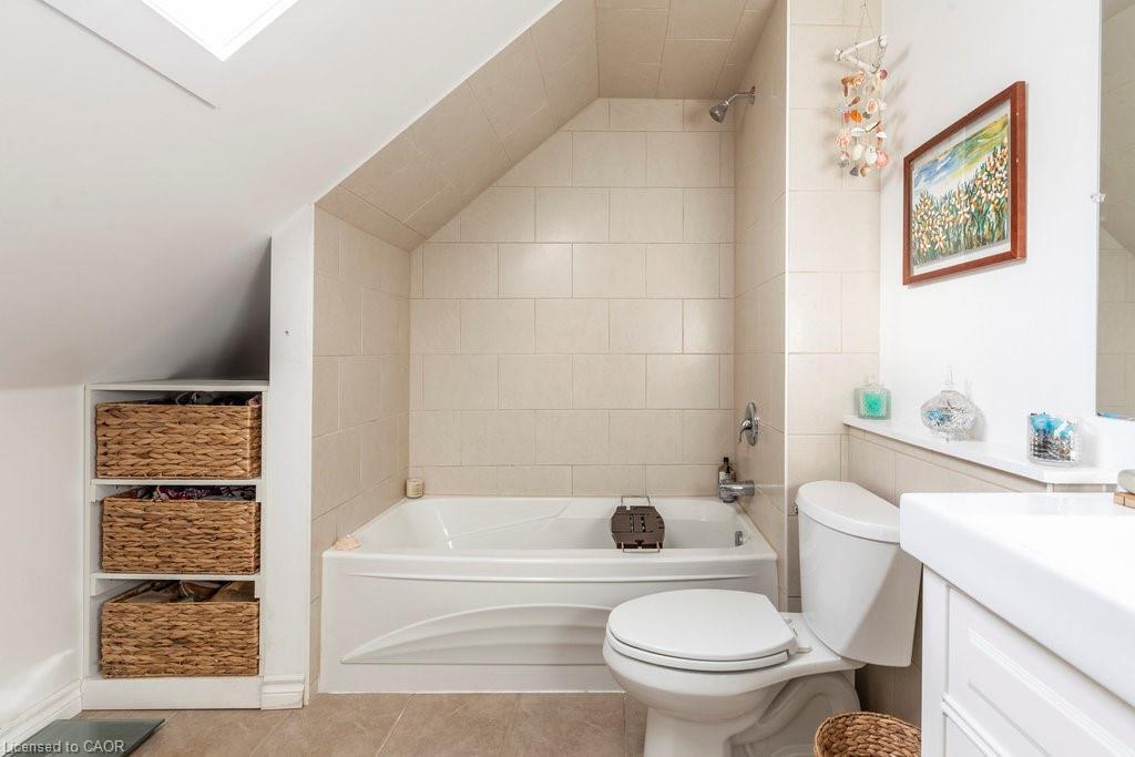 30 Sunset Avenue, Hamilton, ON - Indoor Photo Showing Bathroom