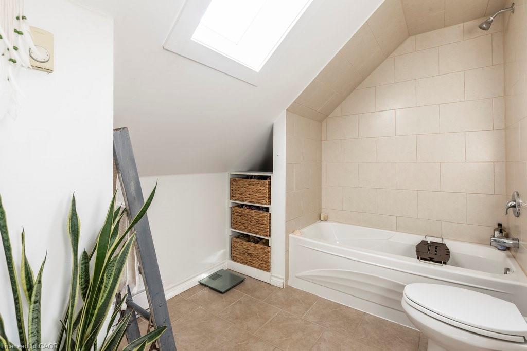 30 Sunset Avenue, Hamilton, ON - Indoor Photo Showing Bathroom