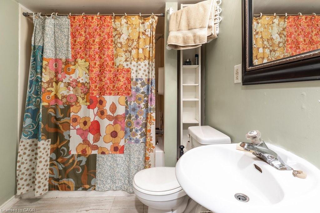 30 Sunset Avenue, Hamilton, ON - Indoor Photo Showing Bathroom