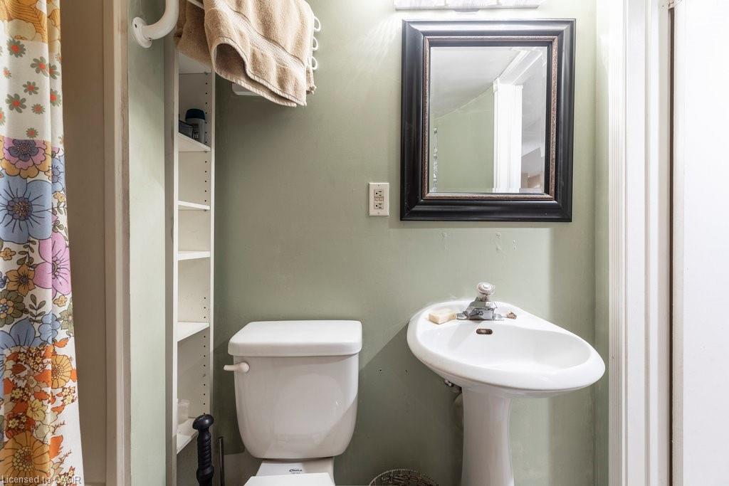 30 Sunset Avenue, Hamilton, ON - Indoor Photo Showing Bathroom