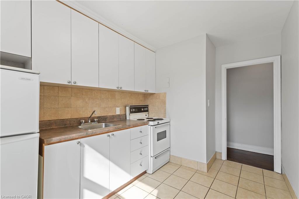 2-2189 King Street E, Hamilton, ON - Indoor Photo Showing Kitchen