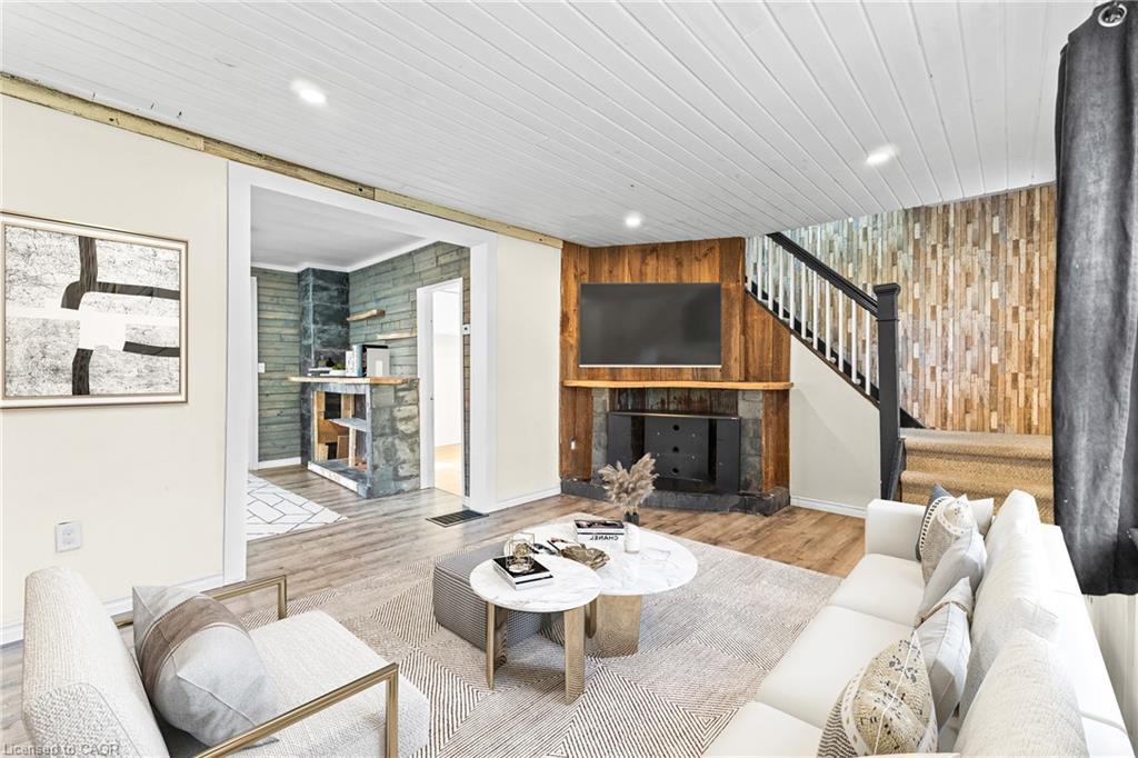 140 Canterbury Street, Ingersoll, ON - Indoor Photo Showing Living Room