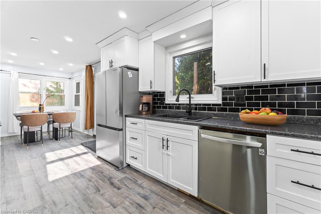 140 Canterbury Street, Ingersoll, ON - Indoor Photo Showing Kitchen With Stainless Steel Kitchen With Upgraded Kitchen