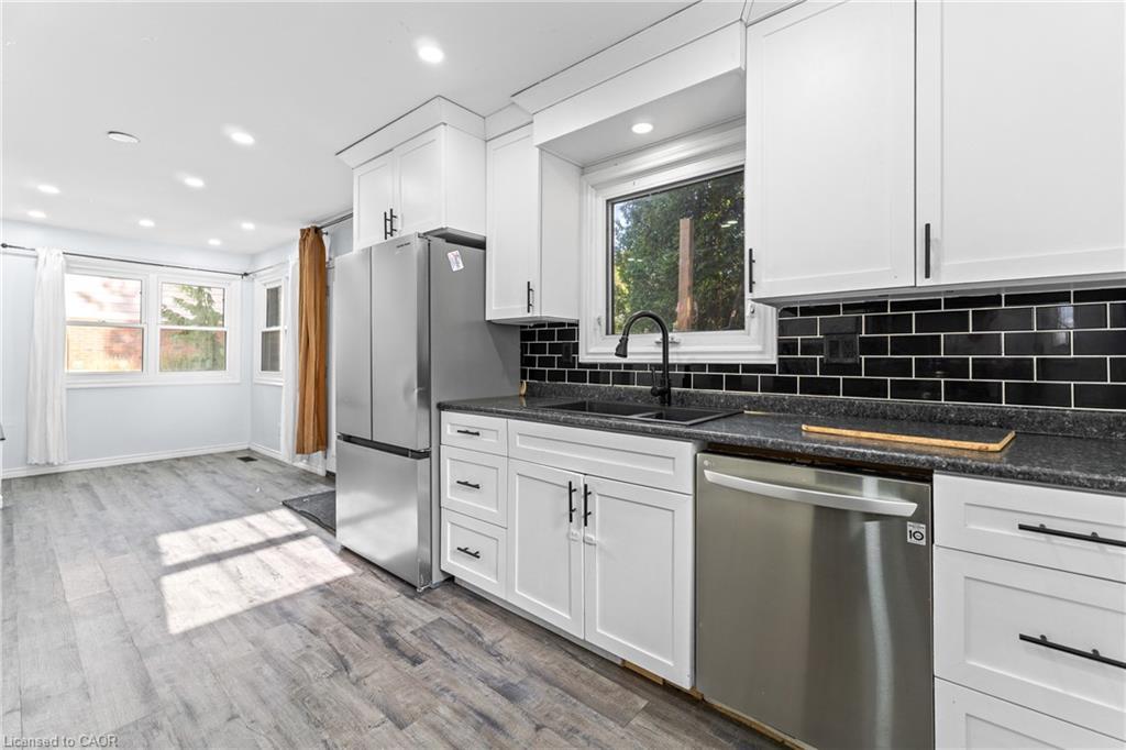 140 Canterbury Street, Ingersoll, ON - Indoor Photo Showing Kitchen With Stainless Steel Kitchen With Upgraded Kitchen