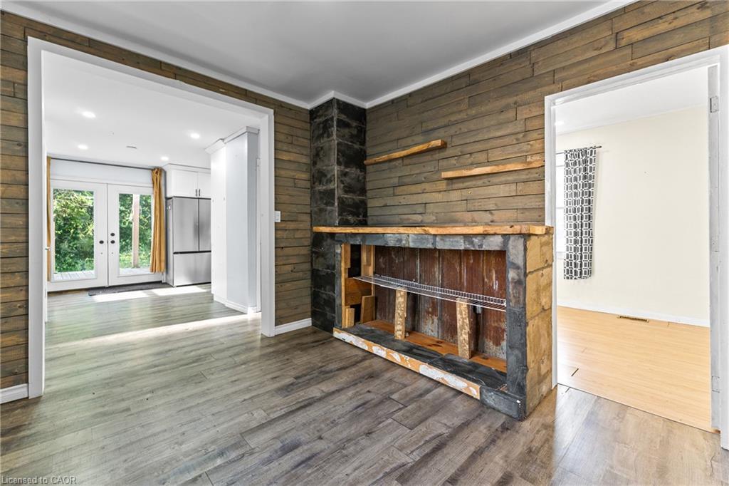 140 Canterbury Street, Ingersoll, ON - Indoor Photo Showing Living Room With Fireplace