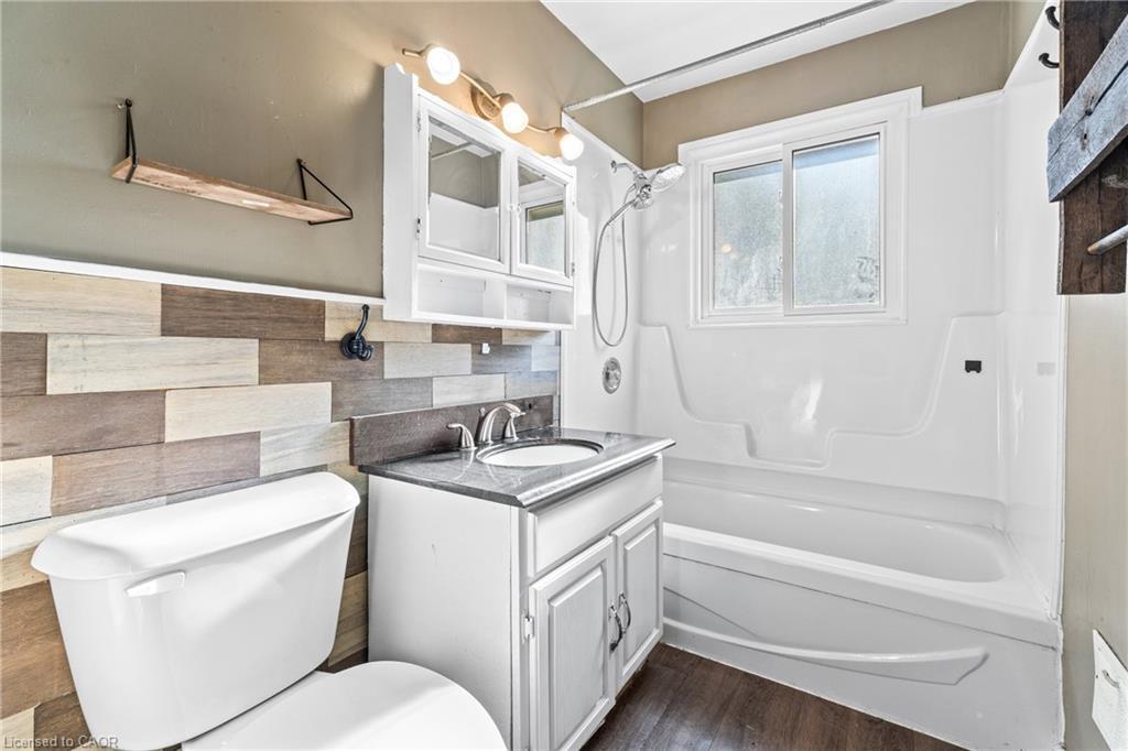 140 Canterbury Street, Ingersoll, ON - Indoor Photo Showing Bathroom