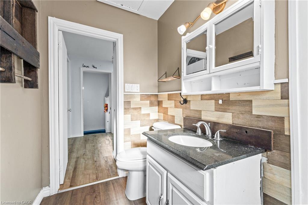 140 Canterbury Street, Ingersoll, ON - Indoor Photo Showing Bathroom