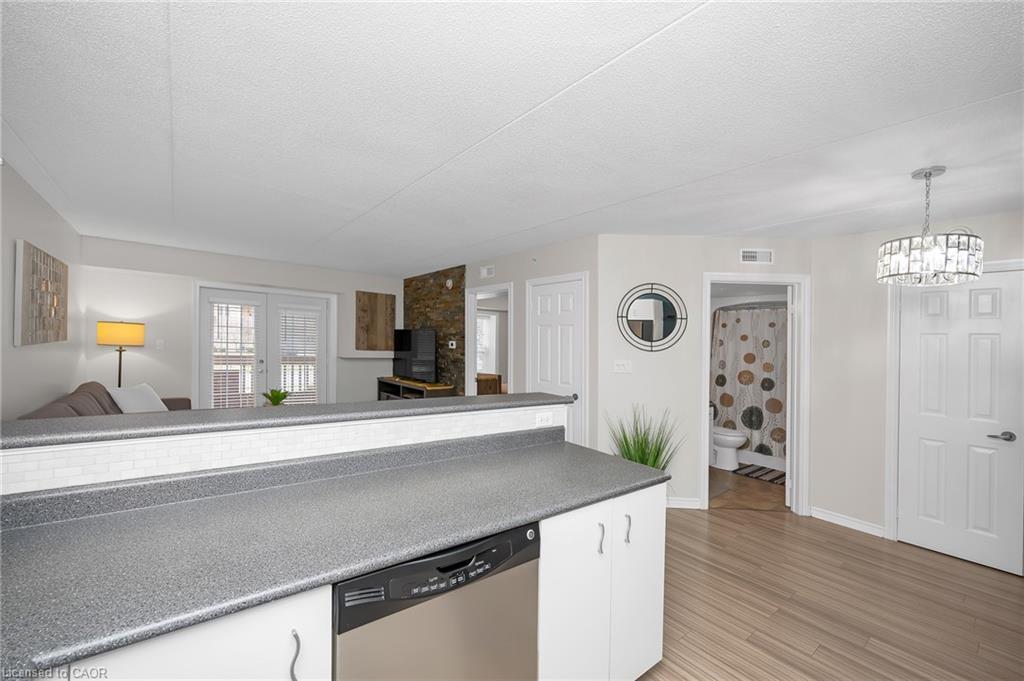 110-4015 Kilmer Drive, Burlington, ON - Indoor Photo Showing Kitchen