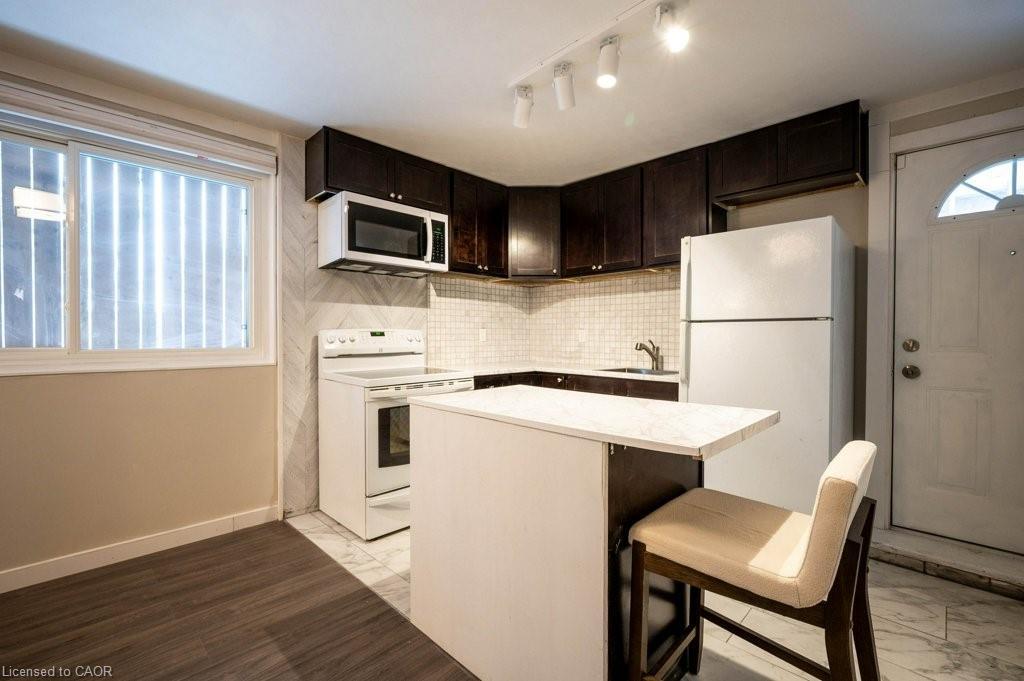 5-34 Burn Place, Kitchener, ON - Indoor Photo Showing Kitchen