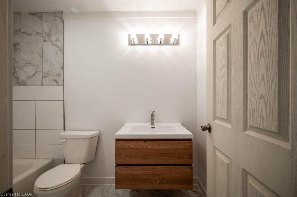 5-34 Burn Place, Kitchener, ON - Indoor Photo Showing Bathroom