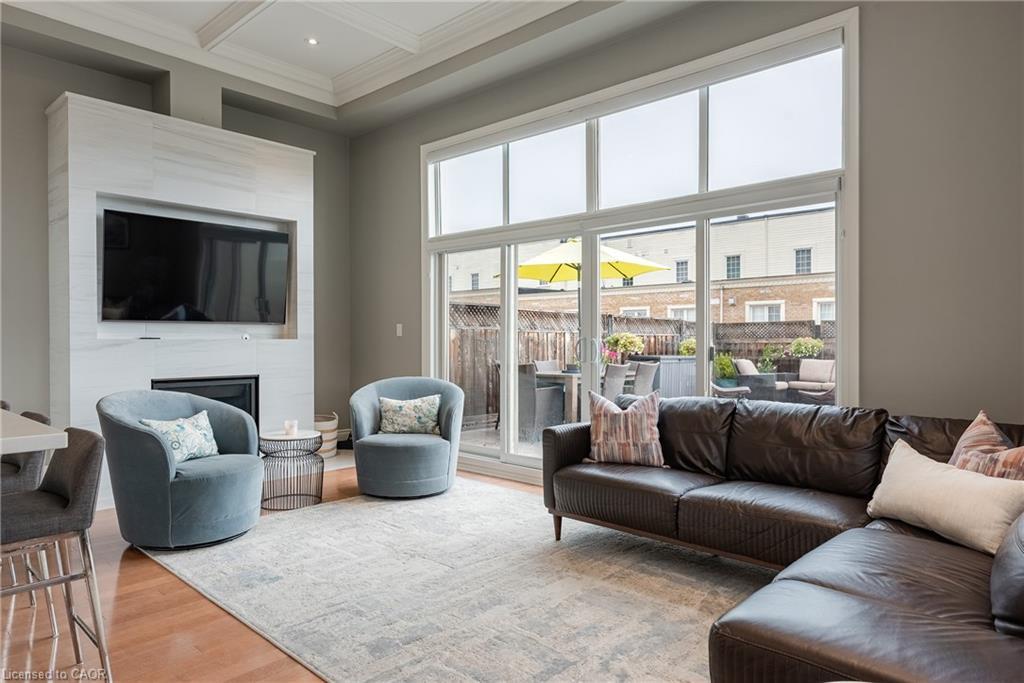 131 Brock Street, Oakville, ON - Indoor Photo Showing Living Room