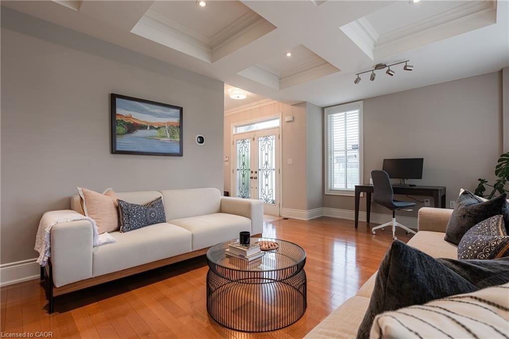 131 Brock Street, Oakville, ON - Indoor Photo Showing Living Room