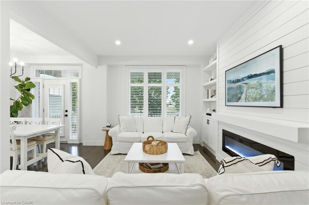 70 Dunrobin Lane, Grimsby, ON - Indoor Photo Showing Living Room With Fireplace