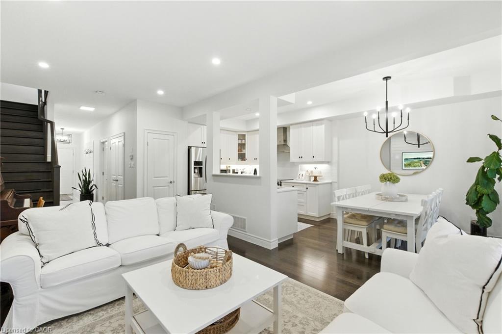 70 Dunrobin Lane, Grimsby, ON - Indoor Photo Showing Living Room