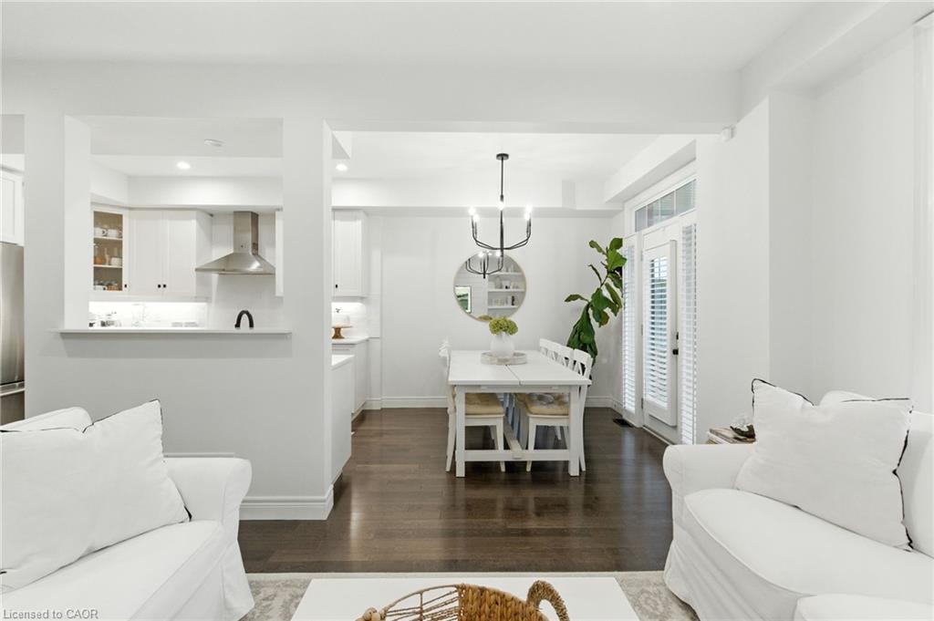 70 Dunrobin Lane, Grimsby, ON - Indoor Photo Showing Living Room
