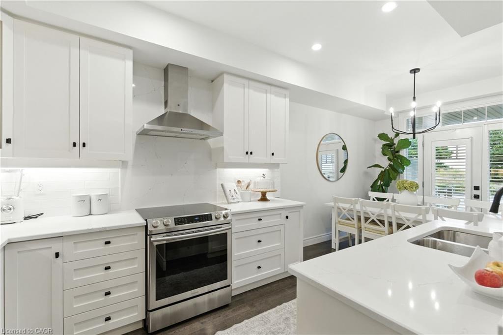 70 Dunrobin Lane, Grimsby, ON - Indoor Photo Showing Kitchen With Double Sink