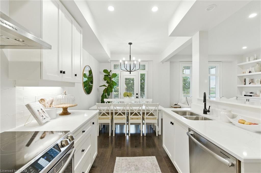 70 Dunrobin Lane, Grimsby, ON - Indoor Photo Showing Kitchen With Double Sink With Upgraded Kitchen