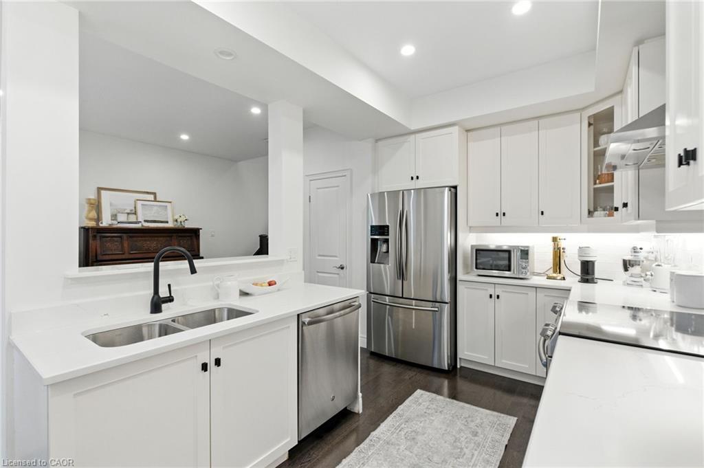70 Dunrobin Lane, Grimsby, ON - Indoor Photo Showing Kitchen With Double Sink