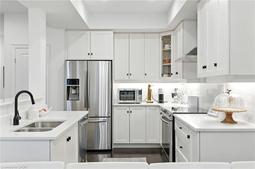 70 Dunrobin Lane, Grimsby, ON - Indoor Photo Showing Kitchen With Double Sink With Upgraded Kitchen