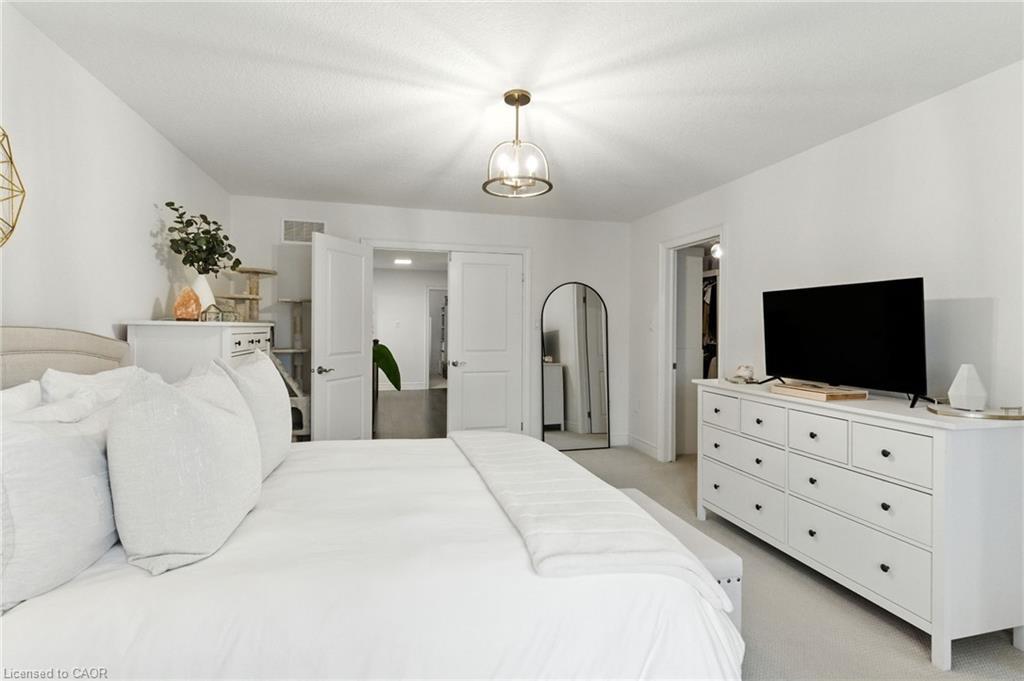 70 Dunrobin Lane, Grimsby, ON - Indoor Photo Showing Bedroom