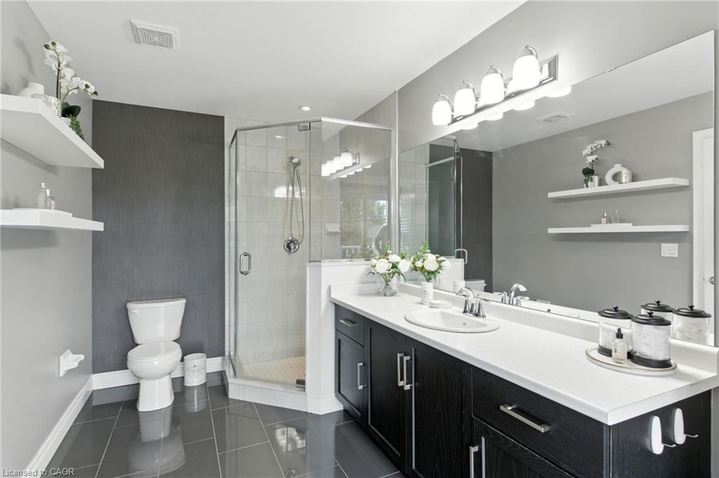 70 Dunrobin Lane, Grimsby, ON - Indoor Photo Showing Bathroom