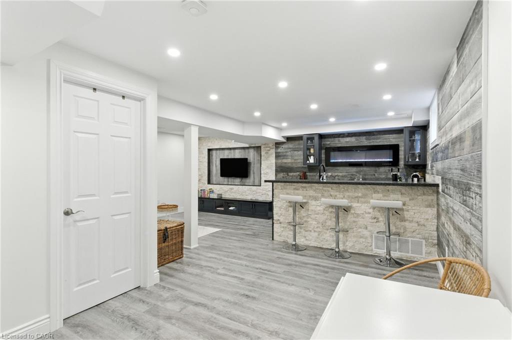 70 Dunrobin Lane, Grimsby, ON - Indoor Photo Showing Kitchen