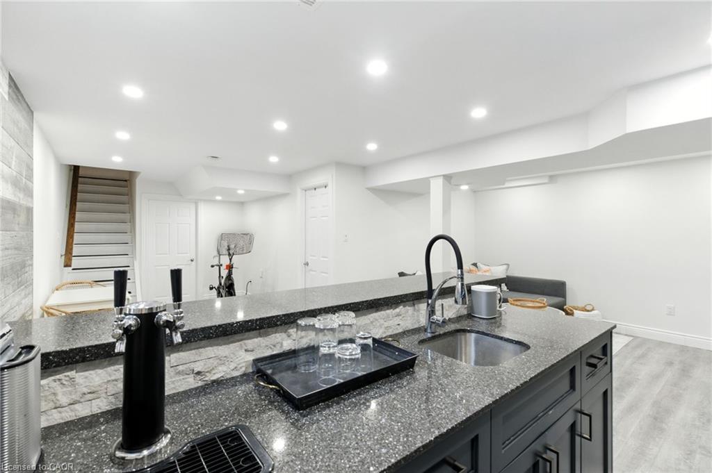 70 Dunrobin Lane, Grimsby, ON - Indoor Photo Showing Kitchen