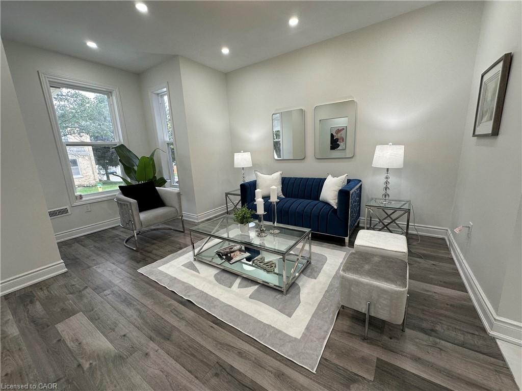 315 Simcoe Street, Woodstock, ON - Indoor Photo Showing Living Room