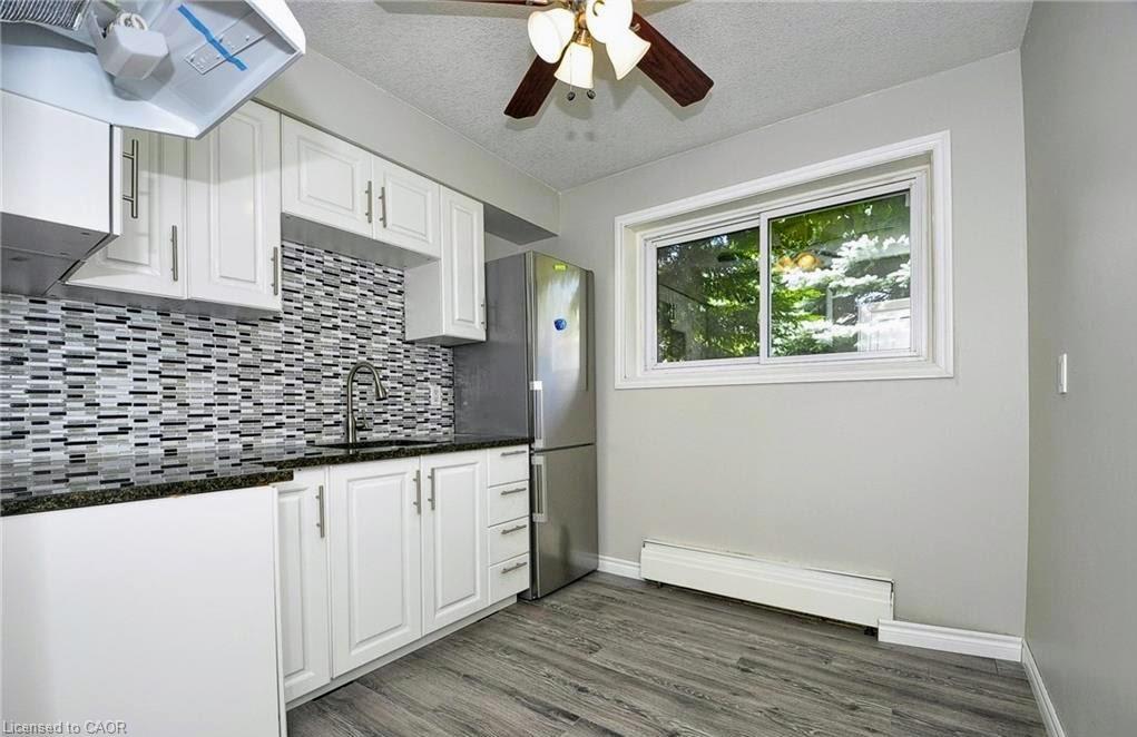 14-233 Westminster Drive S, Cambridge, ON - Indoor Photo Showing Kitchen