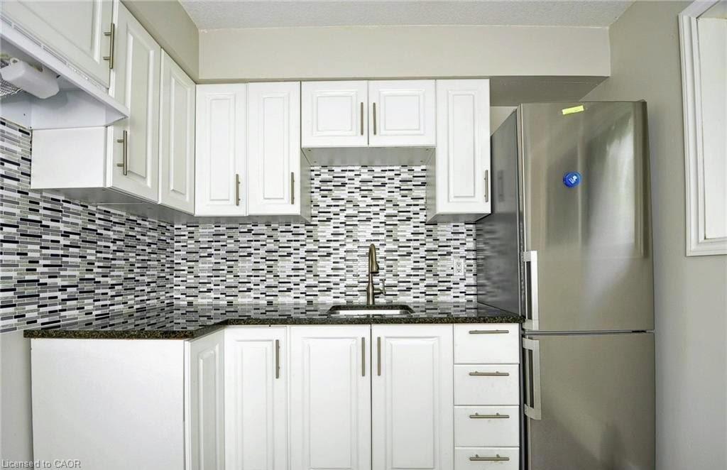 14-233 Westminster Drive S, Cambridge, ON - Indoor Photo Showing Kitchen With Upgraded Kitchen