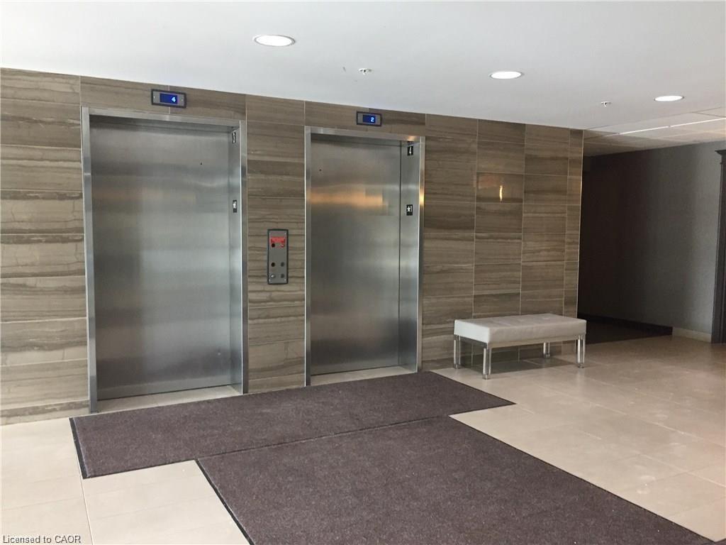 226-5010 Corporate Drive, Burlington, ON - Indoor Photo Showing Other Room