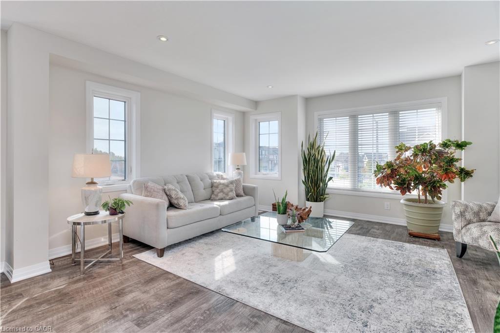 41 Sportsman Hill Street, Kitchener, ON - Indoor Photo Showing Living Room