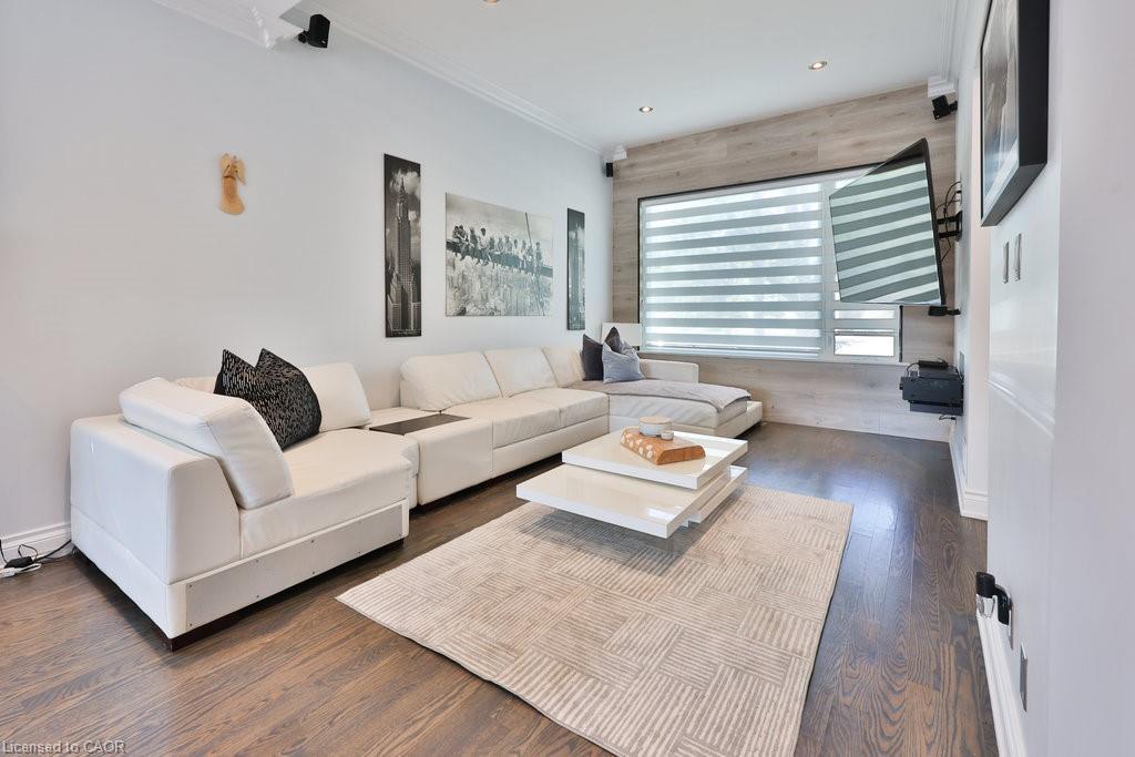 880 6Th Street, Mississauga, ON - Indoor Photo Showing Living Room