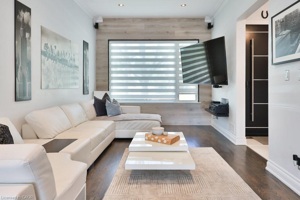 880 6Th Street, Mississauga, ON - Indoor Photo Showing Living Room