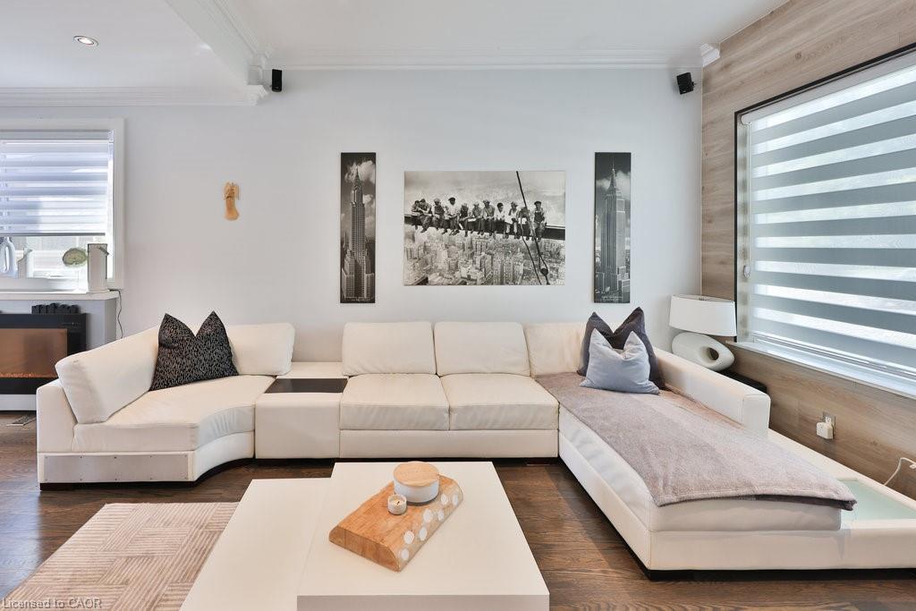 880 6Th Street, Mississauga, ON - Indoor Photo Showing Living Room