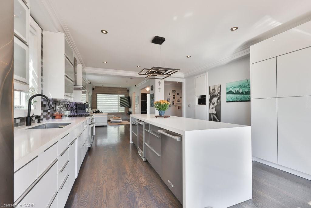 880 6Th Street, Mississauga, ON - Indoor Photo Showing Kitchen With Upgraded Kitchen
