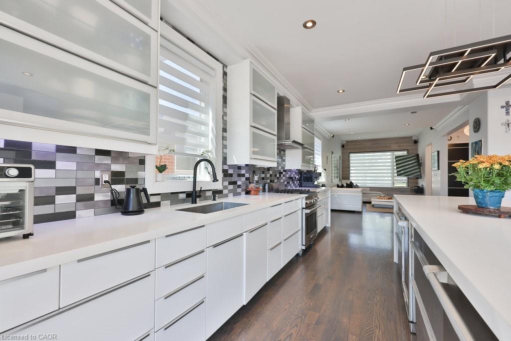 880 6Th Street, Mississauga, ON - Indoor Photo Showing Kitchen With Upgraded Kitchen