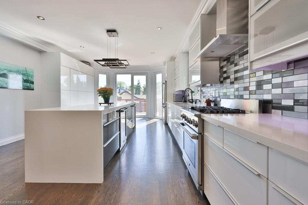 880 6Th Street, Mississauga, ON - Indoor Photo Showing Kitchen With Upgraded Kitchen