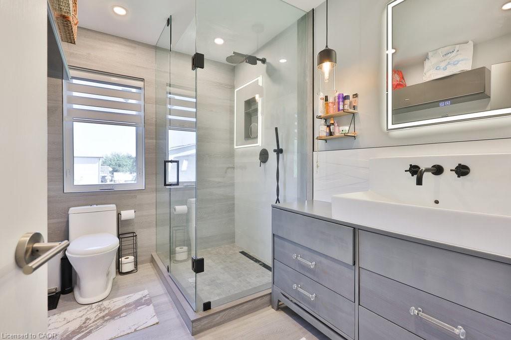 880 6Th Street, Mississauga, ON - Indoor Photo Showing Bathroom