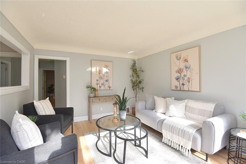 82 East 38Th Street, Hamilton, ON - Indoor Photo Showing Living Room