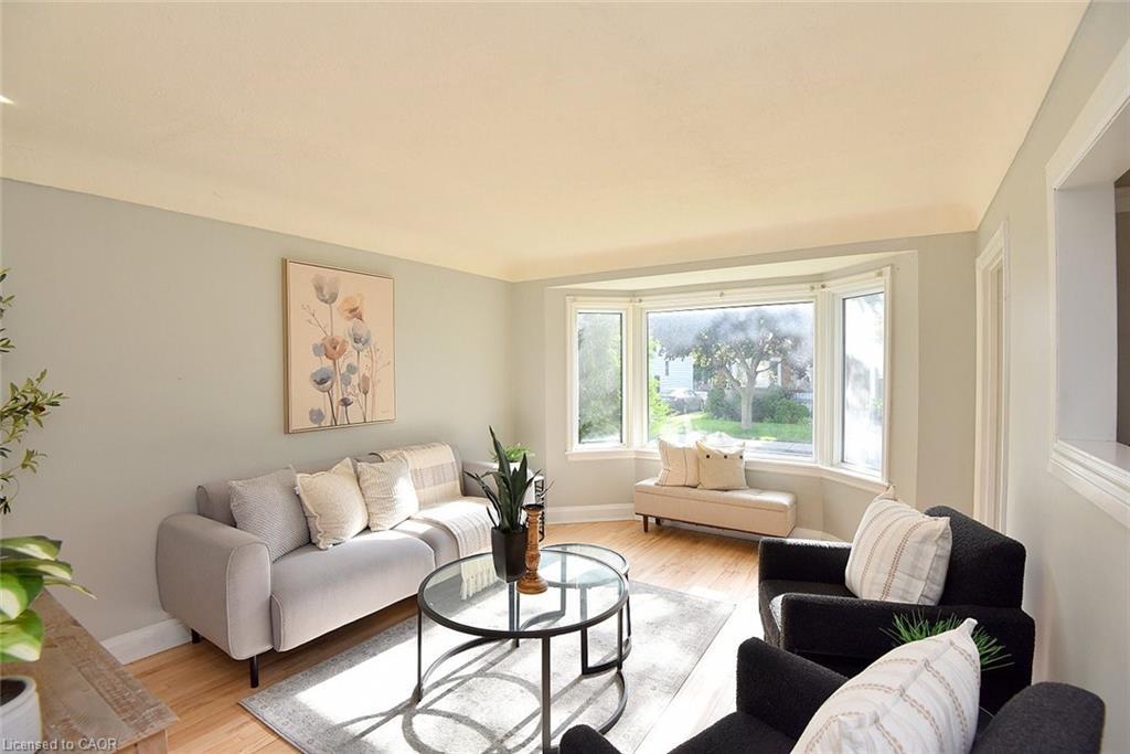 82 East 38Th Street, Hamilton, ON - Indoor Photo Showing Living Room