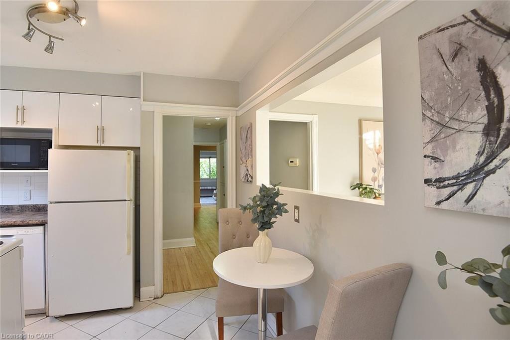 82 East 38Th Street, Hamilton, ON - Indoor Photo Showing Kitchen