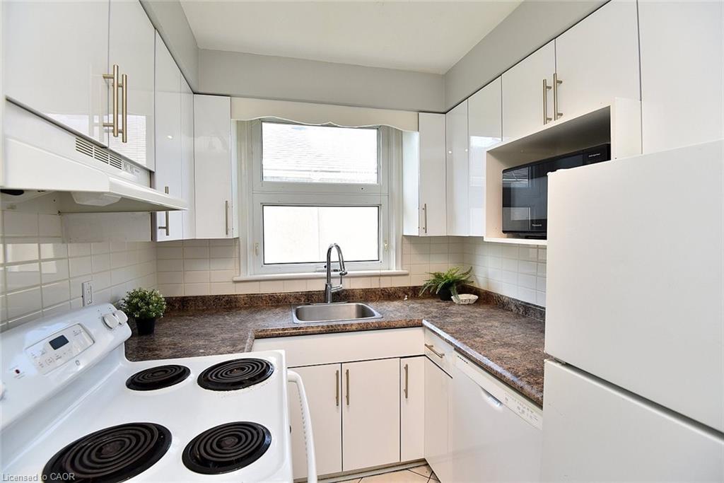 82 East 38Th Street, Hamilton, ON - Indoor Photo Showing Kitchen