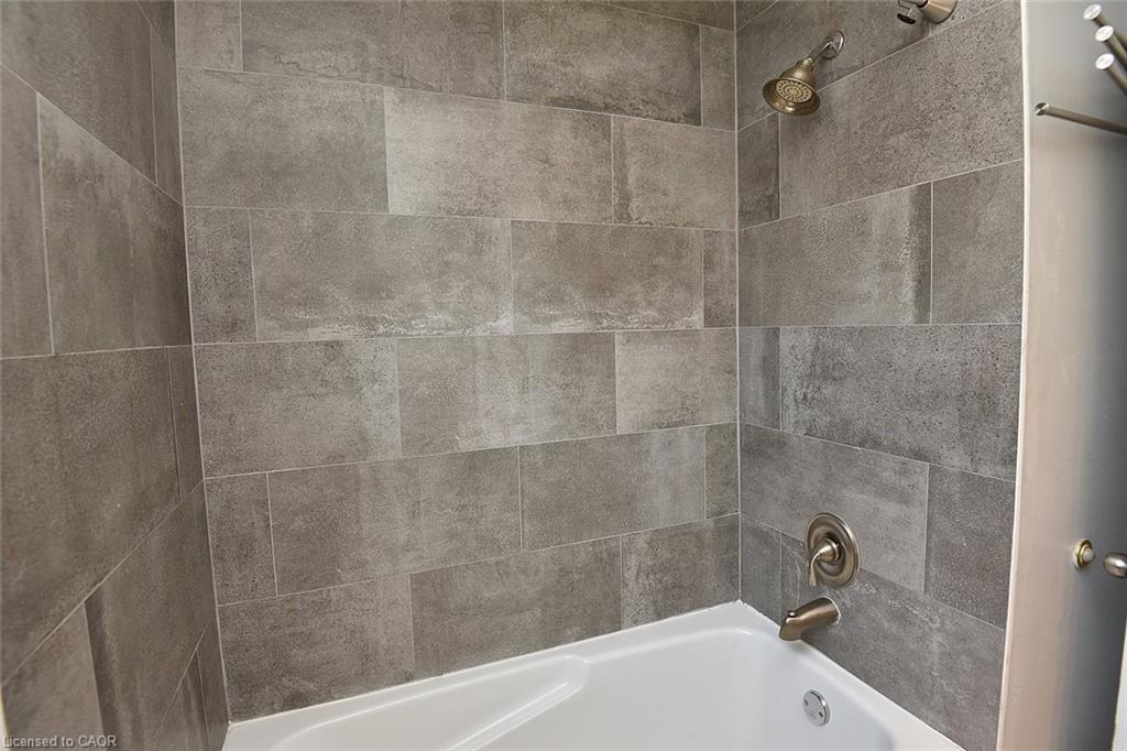 82 East 38Th Street, Hamilton, ON - Indoor Photo Showing Bathroom