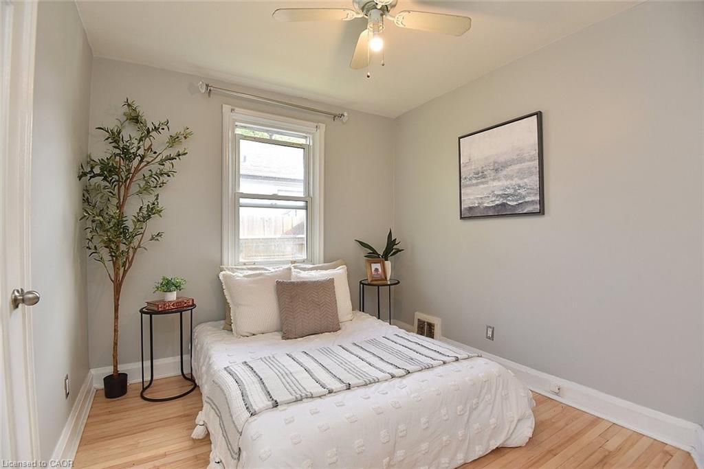 82 East 38Th Street, Hamilton, ON - Indoor Photo Showing Bedroom