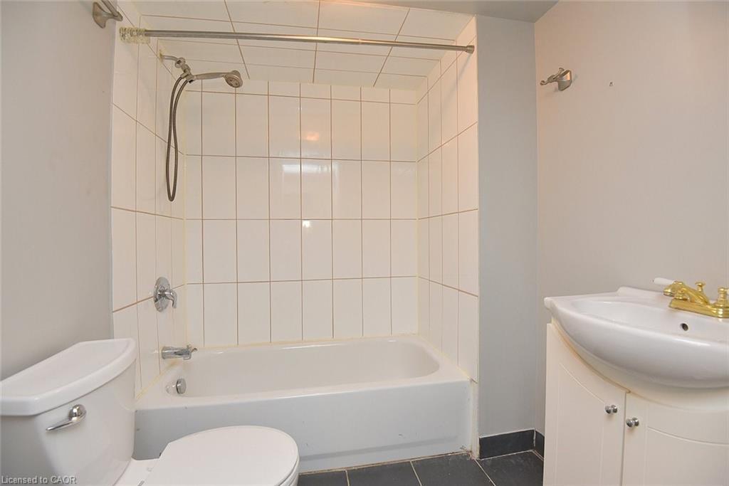 82 East 38Th Street, Hamilton, ON - Indoor Photo Showing Bathroom